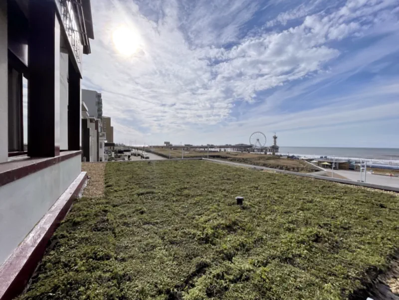 Het-strandhotel-in-Scheveningen-uitzicht