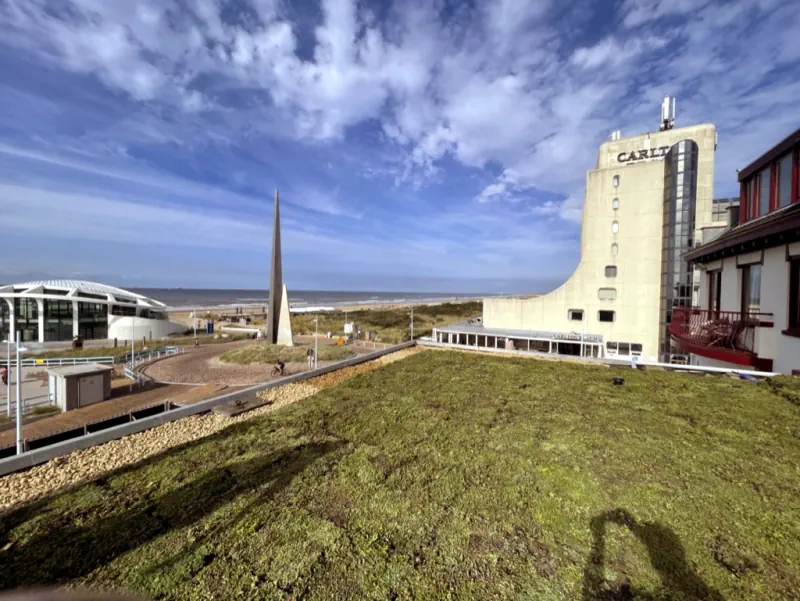 Strandhotel-in-Scheveningen-is-voorzien-van-een-groendak