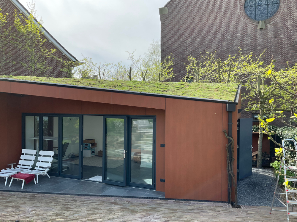 Sedum dak op houten schuur