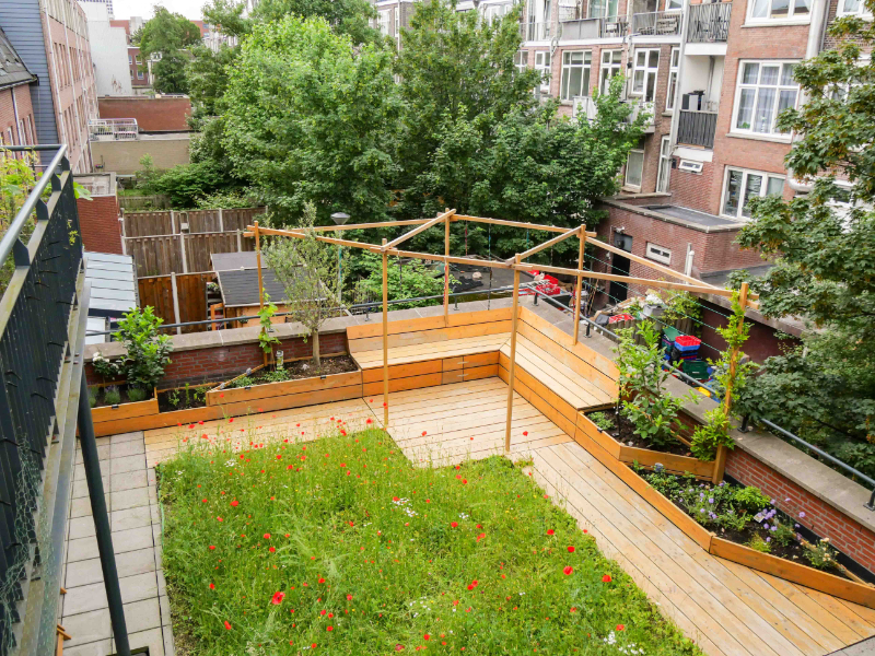 Overzichtsfoto van daktuin met houten terras en groene beplanting